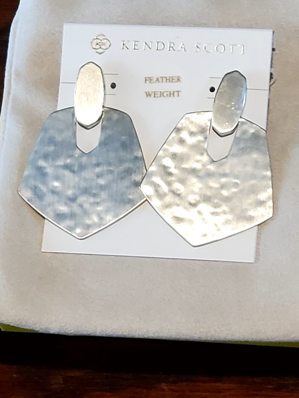 Kendra Scott "Finch" Hammered Earrings Nwt - Picture 2 of 9